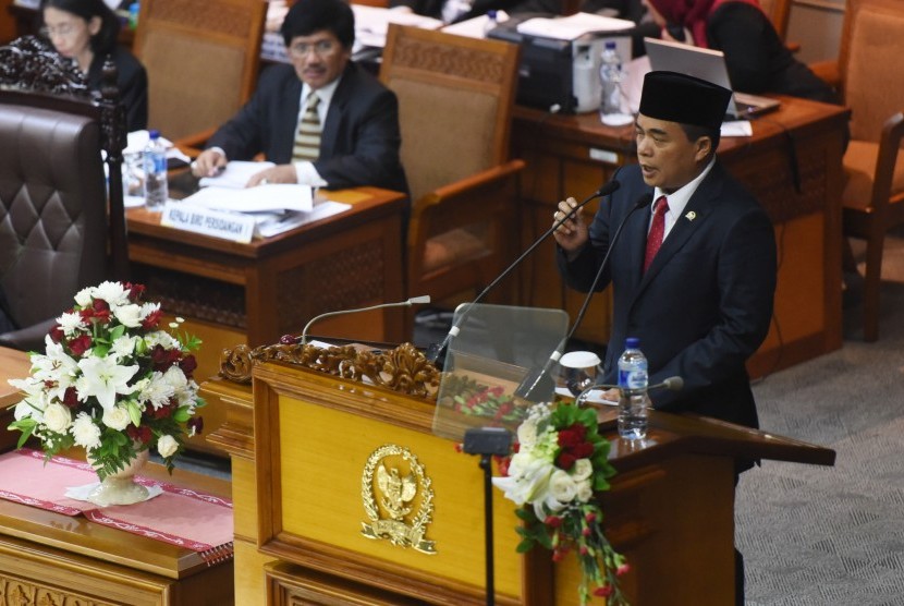 Ketua DPR Ade Komarudin menyampaikan pidato dalam Sidang Paripurna di Kompleks Parlemen, Senayan, Jakarta, Senin (29/8). 