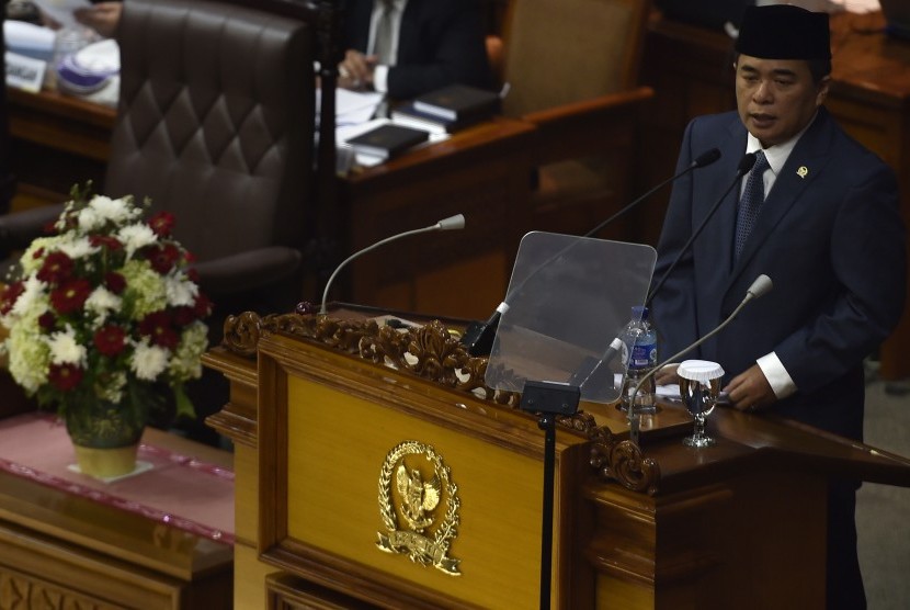 Ketua DPR Ade Komarudin menyampaikan pidato pembukaan Rapat Paripurna ke-23 masa persidangan IV Tahun Sidang 2015-2016 di Komplek Parlemen Senayan, Jakarta, Rabu (6/4). 