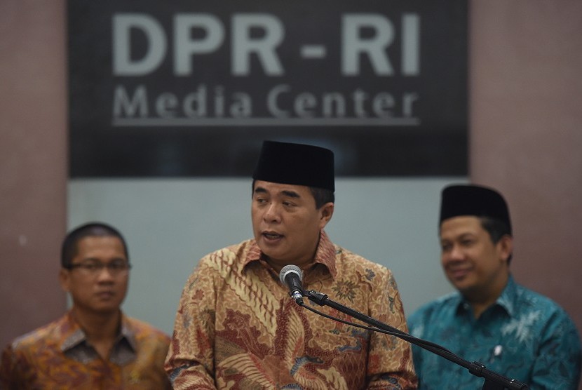 Ketua DPR Ade Komarudin (tengah) didampingi Wakil Ketua DPR Fahri Hamzah (kanan) dan anggota DPR Fraksi PAN Yandri Susanto (kiri) menyampaikan hasil rapat Badan Musyawarah DPR di Komplek Parlemen Senayan, Jakarta, Rabu (27/1).