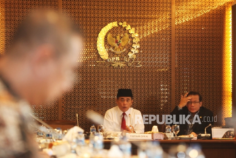 Ketua DPR Ade Komarudin (kiri) didampingi Wakil Ketua Taufik Kurniawan (kanan) memimpin rapat koordinasi dengan pimpinan-pimpinan komisi di Kompleks Parlemen Senayan, Jakarta, Selasa (15/3). (Republika/Rakhmawaty La'lang)