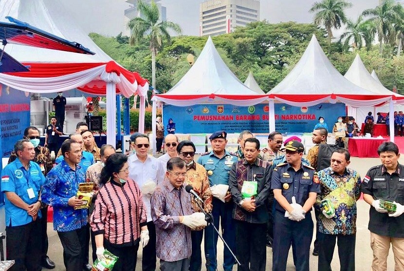 Ketua DPR Bambang Soesatyo (Bamsoet) menyaksikan pemusnahan barang bukti 2,6 ton narkoba jenis sabu bersama Wakil Presiden Jusuf Kalla di silang Monas, Jakarta, Jumat (04/05).