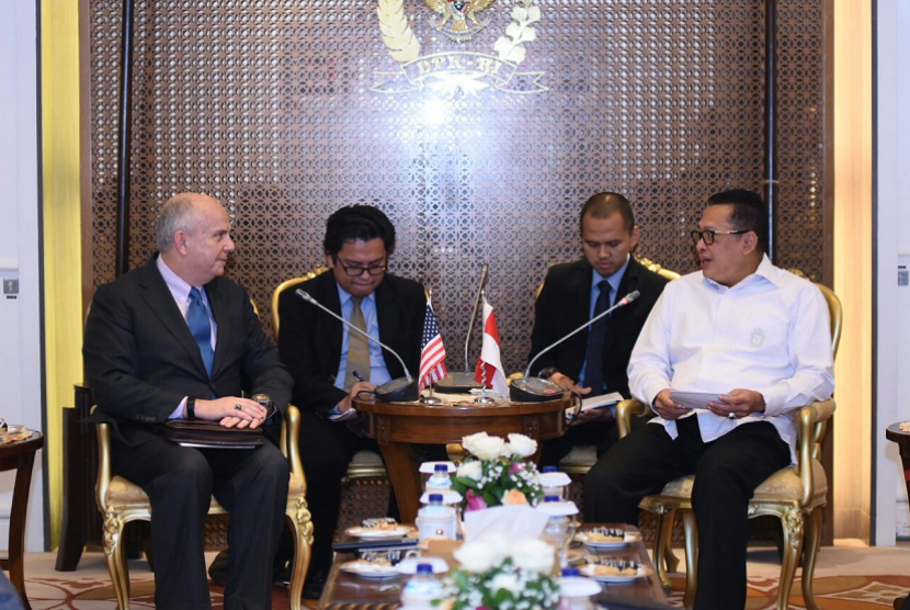 Ketua DPR, Bambang Soesatyo (Bamsoet) saat menerima kunjungan Duta Besar Amerika untuk Indonesia Joseph R Donovan di ruang kerja Pimpinan DPR RI, Jakarta, Kamis (5/4). 