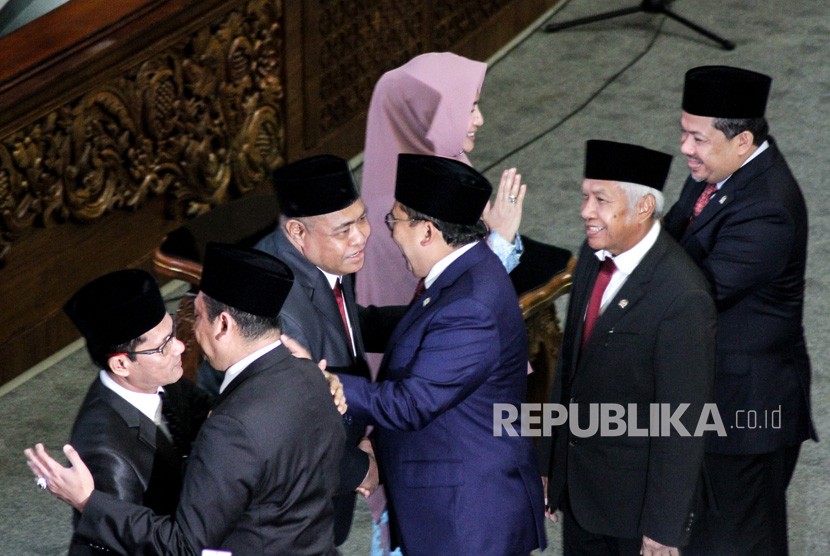 Ketua DPR Bambang Soesatyo (kedua kiri) bersama pimpinan DPR lainnya memberikan selamat kepada tiga orang anggota dewan Penggantian Antarwaktu (PAW) setelah dilantik pada Rapat Paripurna DPR di Kompleks Parlemen Senayan, Jakarta, Rabu (13/2/2019). 