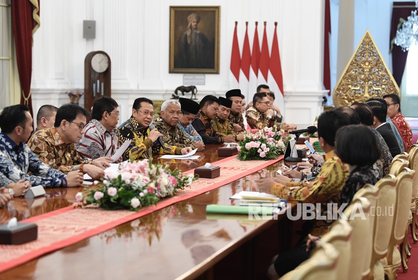 Ketua DPR Bambang Soesatyo (kelima kiri) bersama pimpinan DPR dan fraksi beraudiensi dengan Presiden Joko Widodo di Istana Merdeka, Jakarta, Senin (23/9/2019). 
