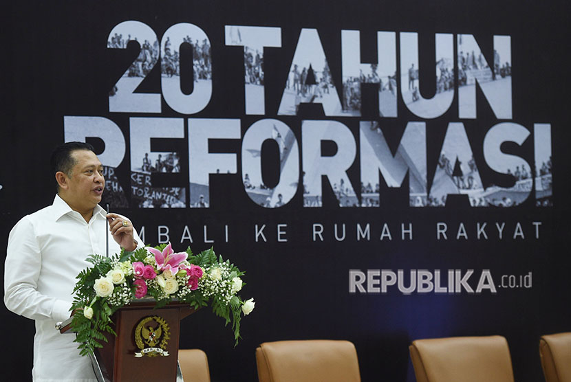 Ketua DPR Bambang Soesatyo memberikan sambutan dalam kegiatan peringatan 20 Tahun Reformasi di Kompleks Parlemen, Senayan, Jakarta, Senin (7/5). 