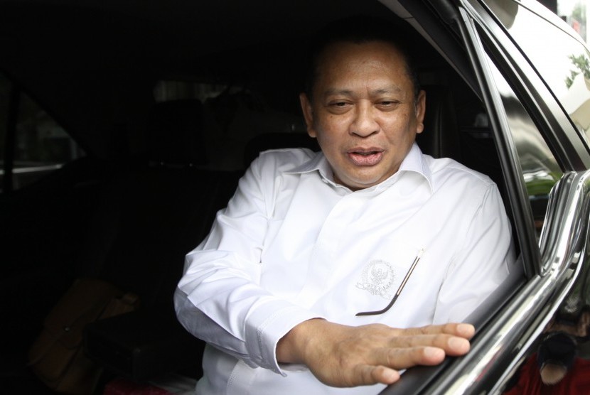 House of Representatives (DPR) speaker Bambang Soesatyo (Bamsoet) leaves KPK office after being questioned as witness for suspect Irvanto Hendra Pambudi and Made Oka Masagung in e-ID card graft case, Jakarta, on Friday (June 8).