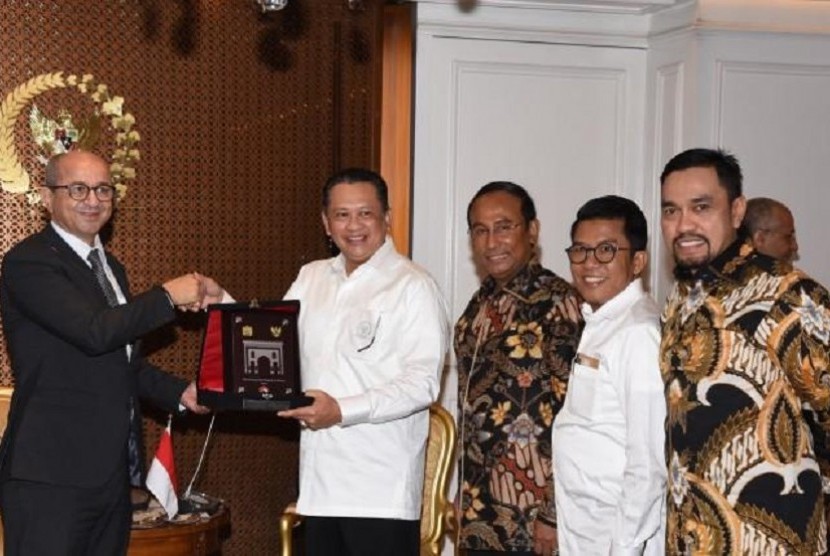Ketua DPR Bambang Soesatyo menerima Duta Besar Maroko untuk Indonesia Quadia Benabdellah di ruang kerja Ketua DPR, Senayan, Jakarta, Kamis (19/4).
