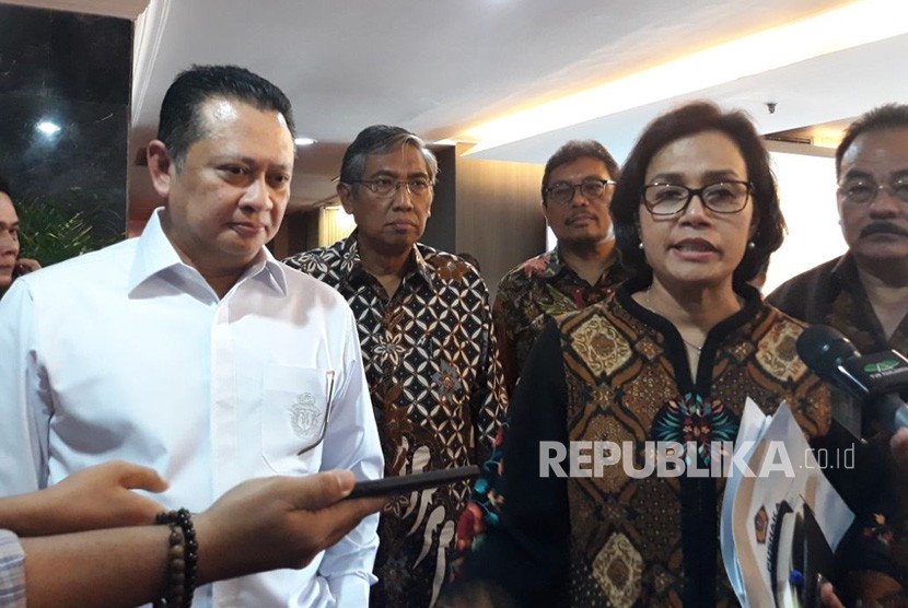 Ketua DPR Bambang Soesatyo menerima kunjungan dari Menteri Keuangan Sri Mulyani di Komplek Parlemen, Senayan, Jakarta pada Selasa (6/2) siang.