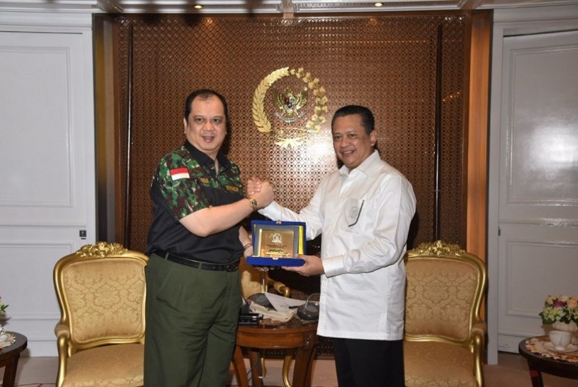 Ketua DPR Bambang Soesatyo menerima pengurus Himpunan Pengusaha Putera Puteri Keluarga Besar TNI Angkatan Darat (Hipakad) di ruang kerja Ketua DPR, Jakarta, Kamis (19/9).