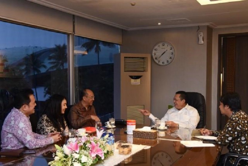 Ketua DPR Bambang Soesatyo menerima Priscilla di ruang kerja Ketua DPR, Senayan, Jakarta..