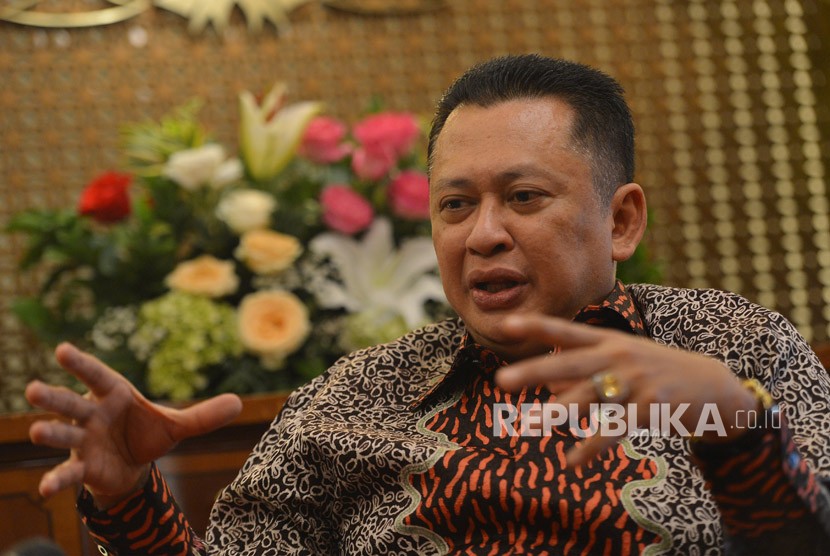 Ketua DPR Bambang Soesatyo menjawab pertanyaan saat wawancara khusus dengan LKBN ANTARA di Kompleks Parlemen, Senayan, Jakarta, Selasa (16/1). 