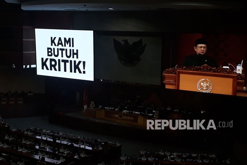 Ketua DPR, Bambang Soesatyo menyampaikan pidato penutupan masa sidang dalam rapat paripurna, Komplek Parlemen Senayan, Jakarta, Rabu (14/2). 
