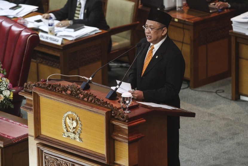 Ketua DPR Bambang Soesatyo menyampaikan pidato penutupan masa sidang pada Rapat Paripurna DPR di Kompleks Parlemen Senayan, Jakarta, Kamis (26/7).