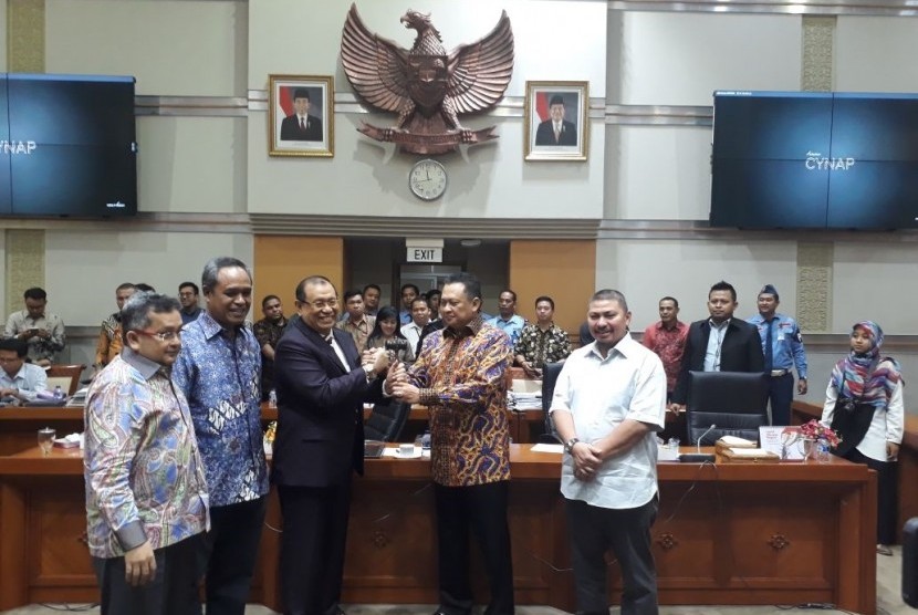 Ketua DPR Bambang Soesatyo resmi melantik Kahar Muzakir sebagai Ketua Komisi III DPR di Kompleks Parlemen Senayan, Jakarta, Rabu (24/1).