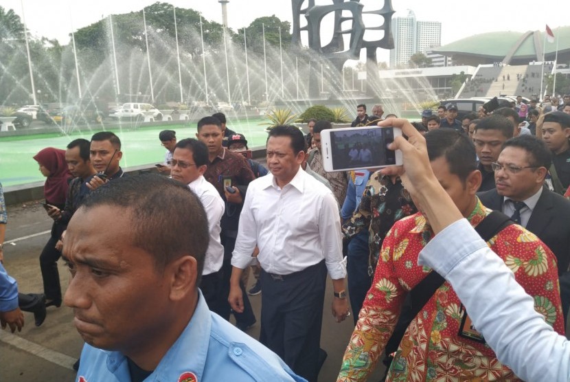 Ketua DPR Bambang Soesatyo saat hendak menemui kerumunan mahasiswa di sekitaran Kompleks Parlemen, Senayan, Jakarta, Selasa (24/9).