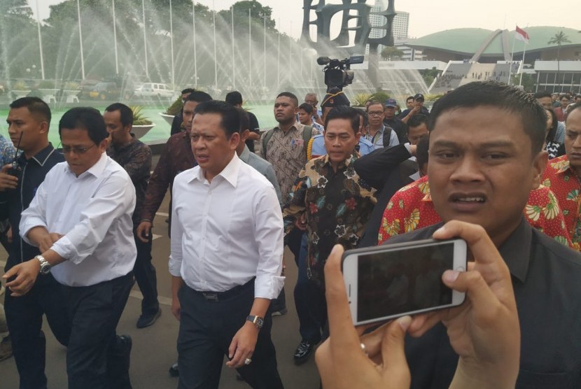 Ketua DPR Bambang Soesatyo saat hendak menemui kerumunan mahasiswa di sekitaran Kompleks Parlemen, Senayan, Jakarta, Selasa (24/9).