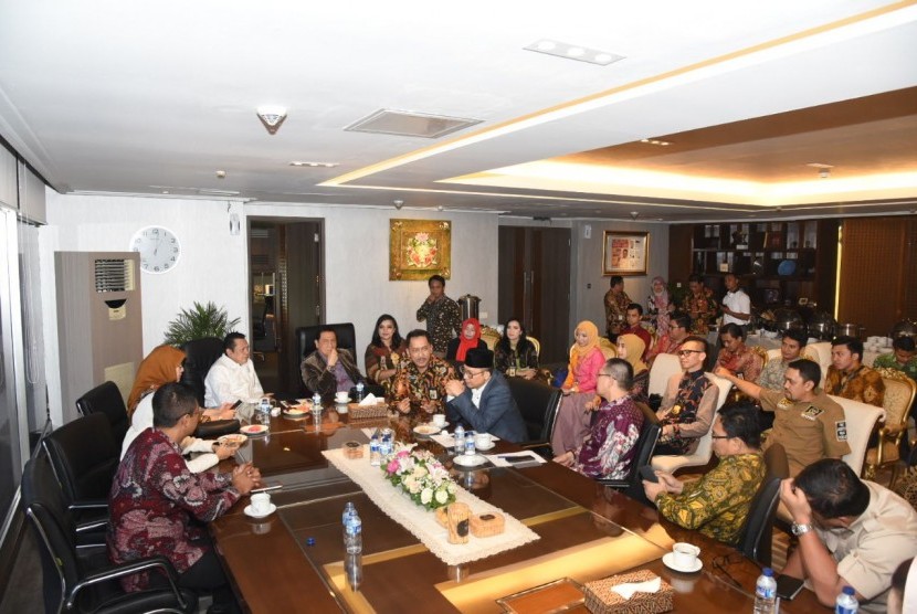 Ketua DPR Bambang Soesatyo saat rapat informal dengan para pimpinan Fraksi DPR RI dan Direktorat Jenderal Pajak, Selasa (6/3).