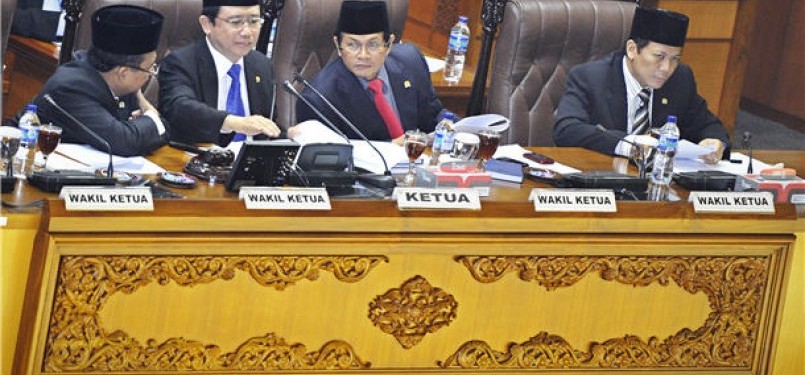 Ketua DPR, Marzuki Alie (kedua kiri), bersama Wakil Ketua DPR, Pramono Anung (kedua kanan); Taufiq Kurniawan (kanan); serta Priyo Budi Santoso (kiri) memimpin pembahasan Perubahan UU No.22 Tahun 2011 terkait kenaikan harga BBM di Kompleks Parlemen Senayan,