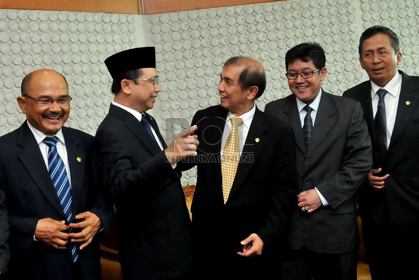  Ketua DPR Marzuki Alie (kedua kiri) dan Ketua BPK Hadi Poernomo (ketiga kiri) bersama jajaran BPK berbincang sebelum mengikuti rapat paripurna di gedung DPR, Kompleks Parlemen Senayan, Jakarta, Selasa (11/6).     (Republika/Prayogi)