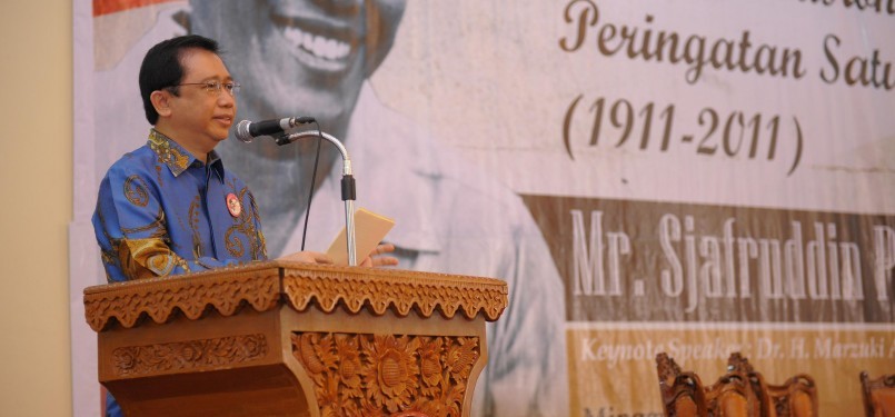 Ketua DPR, Marzuki Alie, memberi sambutan pada Seminar Nasional Peringatan Satu Abad Mr. Sjafruddin Prawiranegara di Universitas Indo Global Mandiri (UIGM) Palembang, Sumatera Selatan, Ahad (26/6).