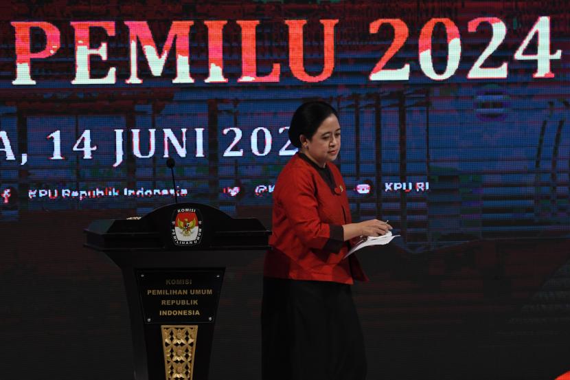 Ketua DPR Puan Maharani berjalan usai menyampaikan sambutan dalam Peluncuran Tahapan Pemilu 2024 di Gedung Komisi Pemilihan Umum (KPU), Jakarta, Selasa (14/6/2022). Acara tersebut menjadi penanda secara resmi dimulainya tahapan-tahapan Pemilu, yakni Pemilu serentak pada 14 Februari 2024 dan Pilkada serentak pada 27 November 2024. 