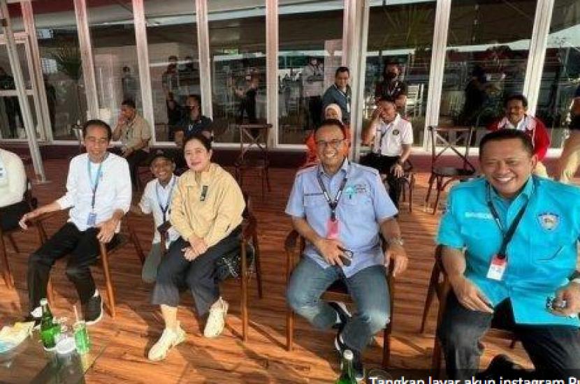 Ketua DPR Puan Maharani duduk diapit Presiden Jokowi dan Gubernur DKI Jakarta Anies Baswedan, saat menyaksikan balap Formula E di Jakarta, Sabtu (4/6/2022). Hasto mengatakan foto bersama Anies dan Puan di Formula E permulaan yang baik.