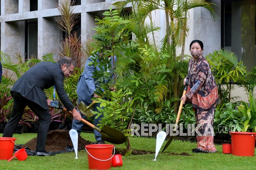 Ketua DPR Puan Maharani (kanan) bersama Presiden Inter-Parliamentary Union (IPU) Duarte Pacheco (kiri) menanam pohon kelengkeng di kawasan Bali International Convention Center, Nusa Dua, Badung, Bali, Sabtu (19/3/2022). Penanaman pohon sebagai rangkaian kegiatan Inter-Parliamentary Union (IPU) Assembly and Related Meetings ke-144 merupakan wujud komitmen IPU terhadap penanggulangan dampak perubahan iklim sesuai dengan tema kegiatan tersebut yaitu Getting to Zero: Mobilizing Parliament to Act on Climate Change.