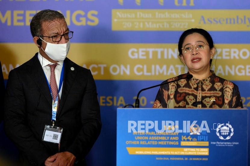 Ketua DPR Puan Maharani (kanan) bersama Presiden Inter-Parliamentary Union (IPU) Duarte Pacheco (kiri) menanam pohon kelengkeng di kawasan Bali International Convention Center, Nusa Dua, Badung, Bali, Sabtu (19/3/2022). Penanaman pohon sebagai rangkaian kegiatan Inter-Parliamentary Union (IPU) Assembly and Related Meetings ke-144 merupakan wujud komitmen IPU terhadap penanggulangan dampak perubahan iklim sesuai dengan tema kegiatan tersebut yaitu Getting to Zero: Mobilizing Parliament to Act on Climate Change.