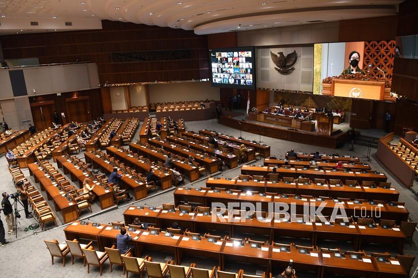 Ketua DPR Puan Maharani (kanan) menyampaikan pidato dalam Rapat Paripurna DPR di Kompleks Parlemen, Senayan, Jakarta, Kamis (6/5/2021). Rapat Paripurna tersebut beragendakan pidato Ketua DPR dalam rangka Pembukaan Masa Persidangan V Tahun Sidang 2020-2021 dan pelantikan anggota pengganti antar waktu DPR. 