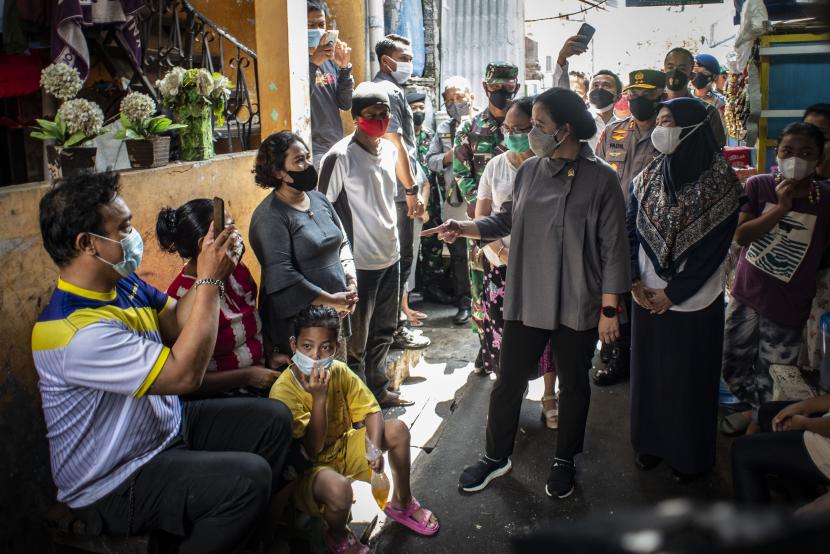 Ketua DPR RI Puan Maharani (kedua kanan) saat berbincang dengan warga di Jakarta.