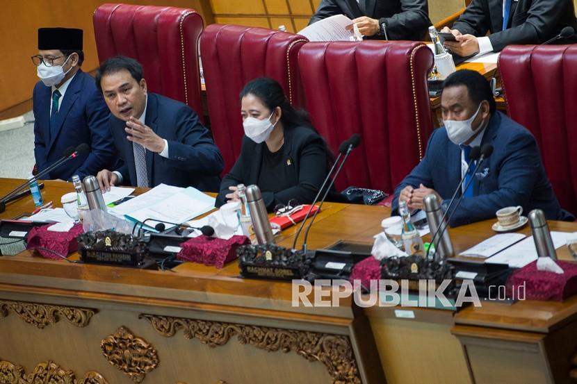 Ketua DPR Puan Maharani (kedua kanan) bersama tiga Wakil Ketua DPR Azis Syamsuddin (kedua kiri), Muhaimin Iskandar (kiri), dan Rachmat Gobel (kanan) memimpin Rapat Paripurna ke-10 Masa Persidangan II Tahun Sidang 2020-2021, Jumat (11/12/2020). Rapat tersebut digelar dalam rangka penutupan Masa Persidangan II Tahun Sidang 2020-2021.