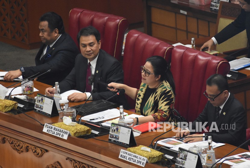 Ketua DPR Puan Maharani (kedua kanan) didampingi Wakil Ketua DPR Rachmad Gobel (kiri), Azis Syamsuddin (kedua kiri), dan Sufmi Dasco Ahmad (kanan) mengetuk palu saat memimpin Rapat Paripurna ke-3 DPR Masa Persidangan I Tahun Sidang 2019-2020 di Gedung Nusantara II, Kompleks Parlemen Senayan, Jakarta, Selasa (22/10/2019). 