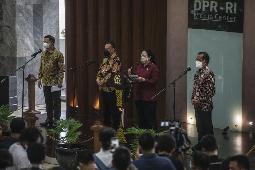 Ketua DPR Puan Maharani (kedua kanan) didampingi Wakil Ketua DPR Sufmi Dasco Ahmad (kedua kiri), Mensesneg Pratikno (kanan), dan Menteri PPN/Kepala Bappenas Suharso Monoarfa (kiri) memberikan keterangan pers terkait Surpres Presiden Joko Widodo di Media Center DPR, Kompleks Parlemen, Senayan, Jakarta, Rabu (29/9/2021). DPR telah menerima Surat Presiden (Surpres) tentang Rancangan Undang-Undang Ibu Kota Negara (RUU IKN) dari Presiden Joko Widodo.