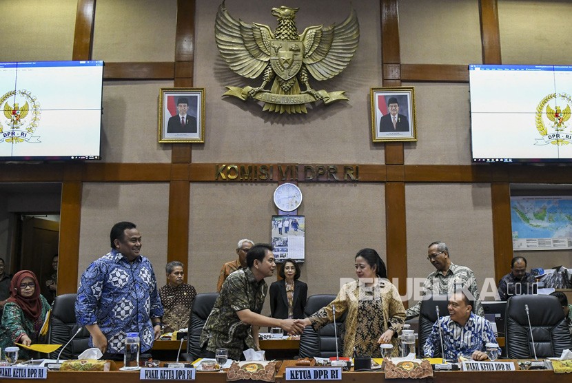 Ketua DPR Puan Maharani (ketiga kanan) bersama Wakil Ketua DPR Rachmat Gobel (kedua kiri), M Aziz Syamsuddin (keempat kiri), Sufmi Dasco Ahmad (kanan) bersiap memimpin rapat pimpinan fraksi - fraksi DPR di ruang Komisi VII, Komplek Parlemen, Senayan, Jakarta, Jumat (4/10/2019). 
