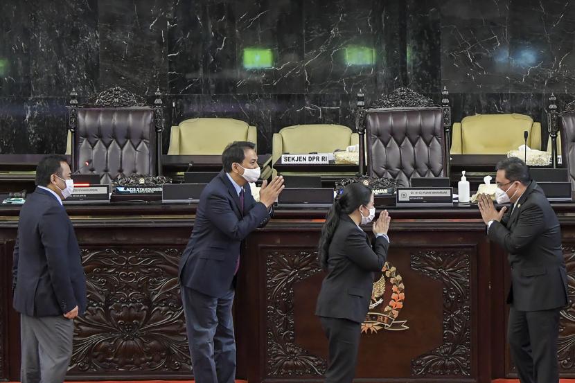 Ketua DPR Puan Maharani (ketiga kanan) bersama Wakil Ketua DPR Azis Syamsuddin (kedua kiri) dan Wakil Ketua DPR Rachmat Gobel (kiri) memberi salam kepada Ketua Badan Pemeriksa Keuangan (BPK) Agung Firman Sampurna (kanan) usai Rapat Paripurna ke-14 Masa Persidangan III 2019-2020 di Kompleks Parlemen, Senayan, Jakarta, Selasa (5/5/2019). Rapat paripurna tersebut beragendakan laporan BPK RI mengenai penyampaian Ikhtisar Hasil Pemeriksaan Semester (IHPS) II Tahun 2019 dan penyerahan Laporan Hasil Pemeriksaan (LHP) Semester II Tahun 2019, laporan Badan Legislasi terhadap penyempurnaan rancangan peraturan DPR RI tentang tata tertib, serta laporan BURT terhadap pembahasan rancangan kerja anggaran DPR RI Tahun anggaran 2021.