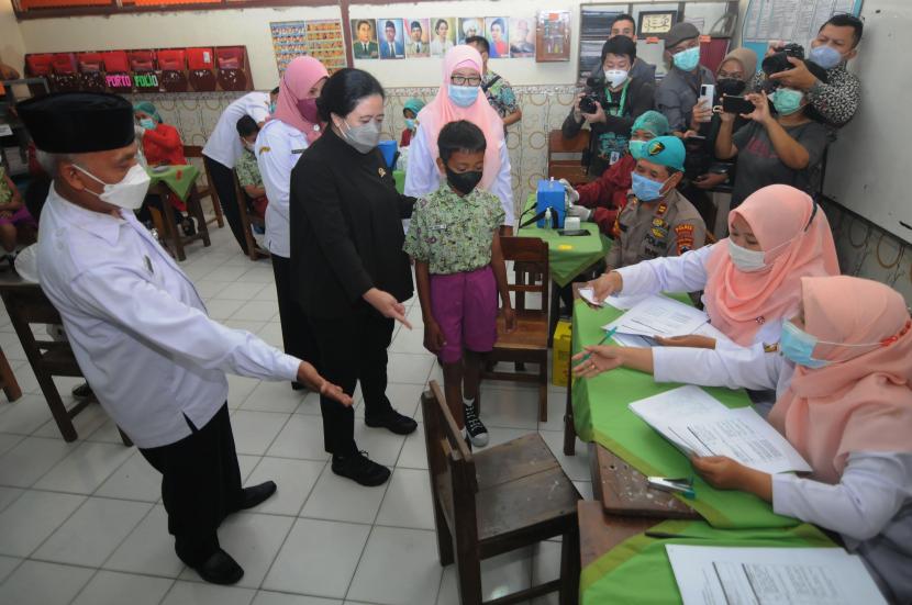 Ketua DPR Puan Maharani (kiri kedua) membimbing siswa saat meninjau vaksinasi COVID-19 untuk anak di SD Negeri 1 Sawahan, Ngemplak, Boyolali, Jawa Tengah, Rabu (19/1/2022). Dalam kunjungannya Puan Maharani memastikan kelangsungan vaksinasi COVID-19 untuk anak usia 6-11 tahun pada dosis kedua itu berjalan dengan baik. 