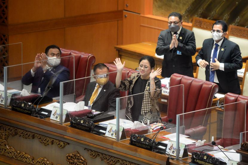 Ketua DPR Puan Maharani melambaikan tangan saat rapat paripurna DPR di Kompleks Parlemen, Jakarta, Selasa (12/4/2022). Rapat Paripurna DPR tersebut secara resmi mengesahkan Rancangan Undang-Undang Tindak Pidana Kekerasan Seksual (RUU TPKS) menjadi undang-undang.