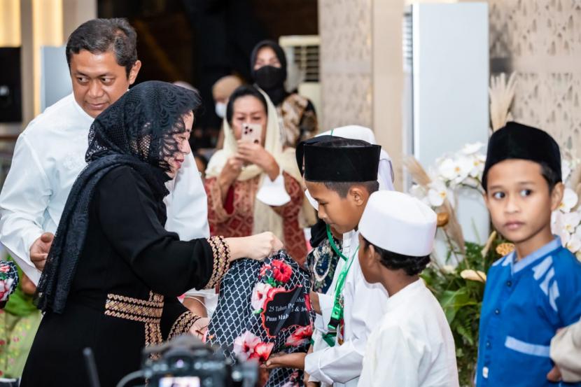 Ketua DPR Puan Maharani memberikan santunan kepada anak yatim piatu di Masjid At-Taufiq, Lenteng Agung, Jakarta Selatan, Rabu (5/4/2023).