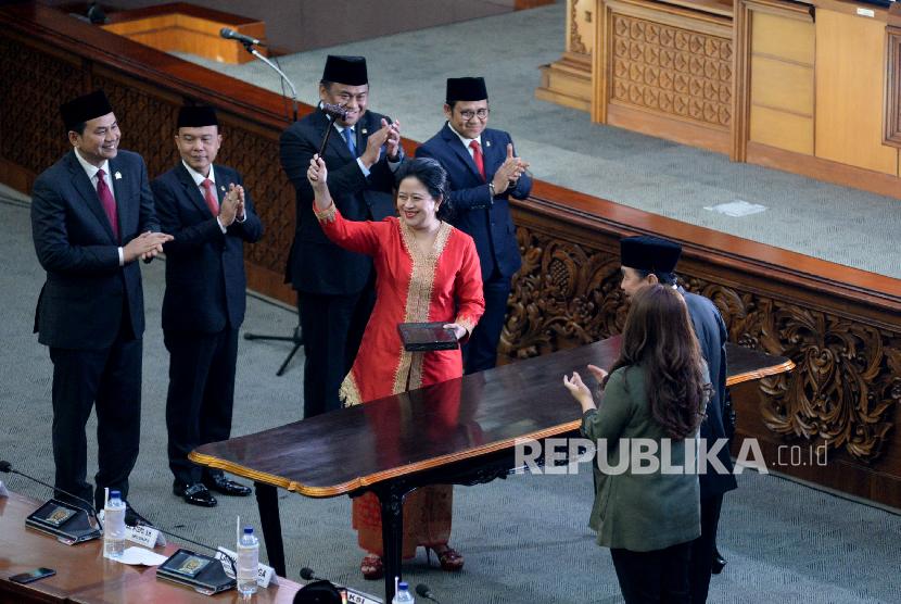 Ketua DPR Puan Maharani mengangkat palu sidang didampingi pimpinan DPR usai mengucapkan sumpah pada pelantikan pimpinan DPR periode 2019-2024.