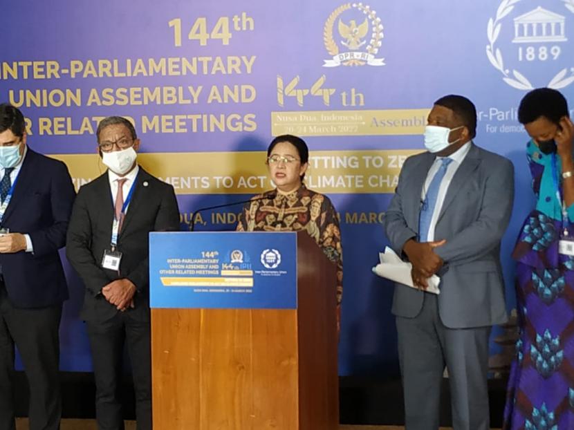 Ketua DPR, Puan Maharani, menggelar konferensi pers terkait persiapan penyelenggaran sdang Inter-Parliamentary Union (IPU) ke-144 di Bali Internasional Convention Center (BICC), Nusa Dua, Bali, Sabtu (19/3). 