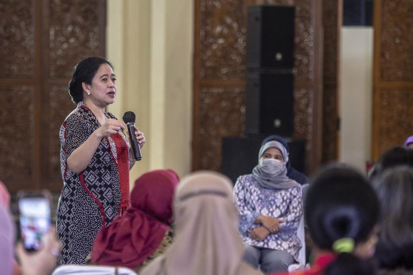 Ketua DPR Puan Maharani menyampikan pidato pada acara Ramah Tamah Ketua DPR dengan Kelompok-Kelompok Perempuan di Komplek Parlemen, Senayan, Jakarta, Jumat (22/4/2022). 
