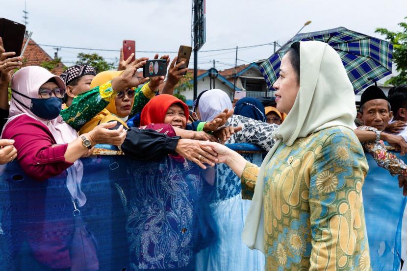 Ketua DPR Puan Maharani menyapa masyarakat dan kader Muhammadiyah, saat menghadiri Muktamar Muhammadiyah dan Aisyiyah, di Solo, Sabtu (19/11/2022).