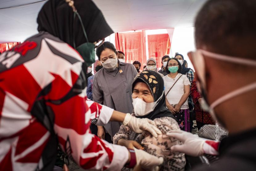 Ketua DPR Puan Maharani (tengah) berbincang dengan warga saat meninjau vaksinasi COVID-19 di kawasan Kelurahan Tanah Sereal, Tambora, Jakarta, Sabtu (25/9/2021). Vaksinasi COVID-19 di kawasan permukiman padat penduduk itu menyasar 1.000 warga.