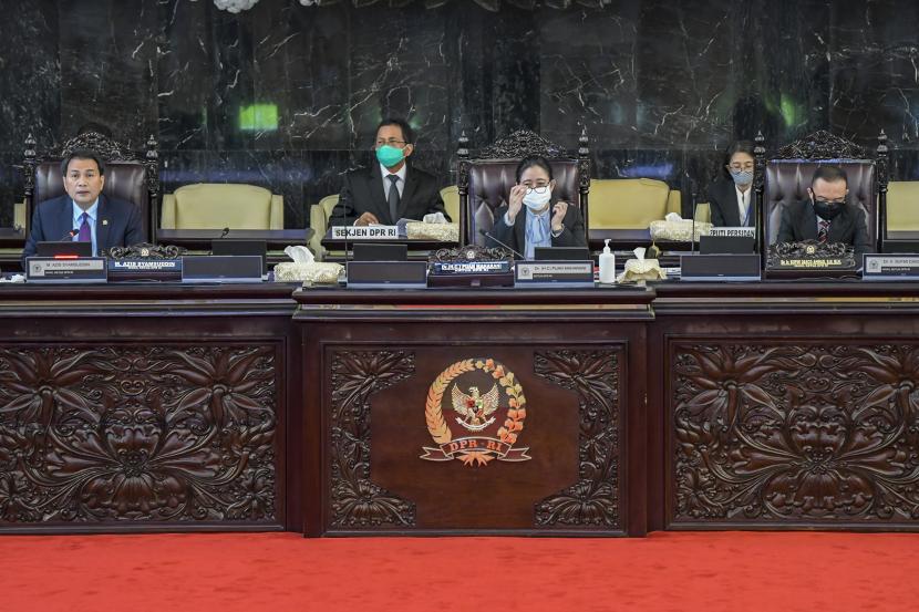 Ketua DPR Puan Maharani (tengah) bersama dengan Wakil Ketua DPR Azis Syamsuddin (kiri) dan Wakil Ketua DPR Sufmi Dasco Ahmad (kanan) memimpin Rapat Paripurna ke-14 Masa Persidangan III 2019-2020 di Kompleks Parlemen, Senayan, Jakarta, Selasa (5/5).