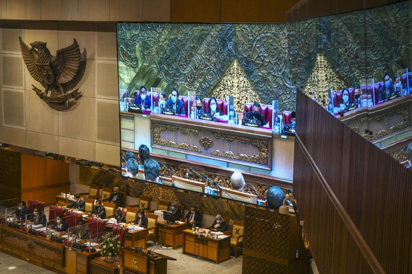 Ketua DPR Puan Maharani (tengah) bersama Wakil Ketua DPR (dari kiri) Rahmad Gobel, Azis Syamsuddin, Sufmi Dasco Ahmad dan Muhaimin Iskandar memimpin Rapat Paripurna Pembukaan Masa Persidangan IV Tahun Sidang 2020-2021 di Kompleks Parlemen, Senayan, Jakarta, Senin (8/3/2021). Rapat Paripurna yang diikuti oleh 86 anggota DPR yang hadir secara fisik dan 260 orang secara virtual tersebut beragenda pidato pembukaan masa persidangan oleh Ketua DPR.