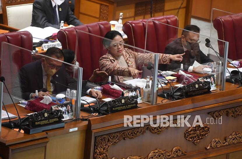 Ketua DPR Puan Maharani (tengah) didampingi dua Wakil Ketua DPR Lodewijk Freidrich Paulus (kiri) dan Sufmi Dasco Ahmad memimpin rapat paripurna DPR di Kompleks Parlemen, Senayan, Jakarta, Selasa (29/3/2022). Rapat beragendakan mendengarkan laporan Komisi XI DPR terhadap hasil uji kelayakan Calon Anggota BPK RI Periode 2022 ? 2027 dan laporan Komisi I DPR atas penjualan barang milik negara berupa kapal eks KRI Teluk Sampit-515 pada Kementerian Pertahanan.