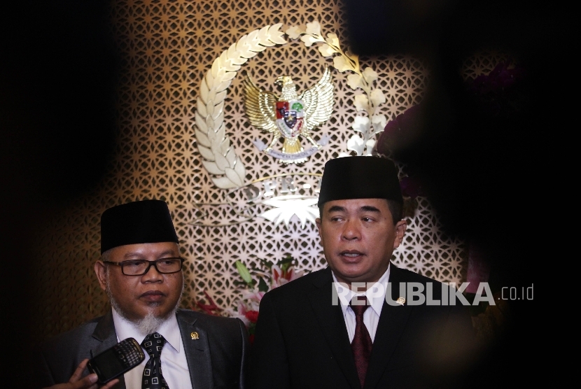 Ketua DPR RI Ade Komaruddin (kanan), bersama Ketua Mahkamah Kehormatan Dewan (MKD) Surahman Hidayat (kiri)memberikan keterangan pers usai melakukan pertemuan tertutup di gedung Nusantara III, Kompleks Parlemen, Jakarta, Senin (31/1).