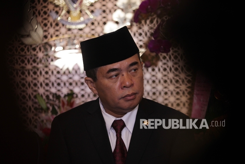 Ketua DPR RI Ade Komaruddin memberikan keterangan pers usai melakukan pertemuan tertutup di Gedung Nusantara III, Kompleks Parlemen, Jakarta, Senin (31/1). 