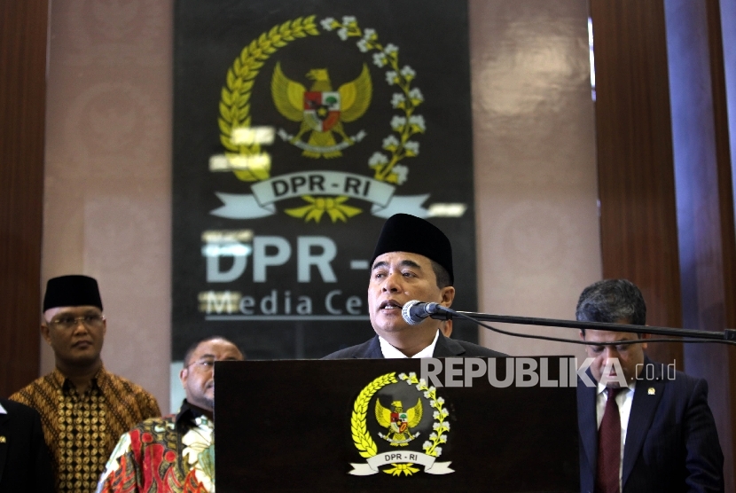 Ketua DPR RI, Ade Komarudin bersama sejumlah pimpinan fraksi memberikan keterangan Pers terkait terkait pertemuan antara pimpinan DPR dengan pimpinan fraksi di Kompleks Parlemen, Jakarta, Senin (18/1).(Republika/Rakhmawaty La'lang)