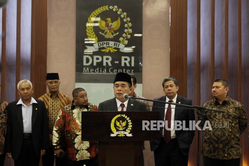 Ketua DPR RI, Ade Komarudin bersama sejumlah pimpinan fraksi memberikan keterangan Pers terkait terkait pertemuan antara pimpinan DPR dengan pimpinan fraksi di Kompleks Parlemen, Jakarta, Senin (18/1).(Republika/Rakhmawaty La'lang)